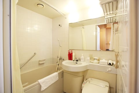 Combined shower/tub, free toiletries, hair dryer, slippers