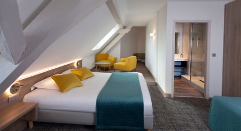 Junior Suite | In-room safe, desk, blackout drapes, soundproofing