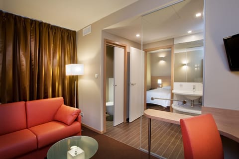 Junior Suite | In-room safe, desk, blackout drapes, soundproofing