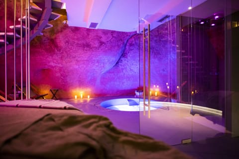 Couples treatment rooms, sauna, spa tub, body treatments