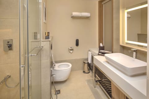 Suite | Bathroom | Shower, free toiletries, hair dryer, bathrobes