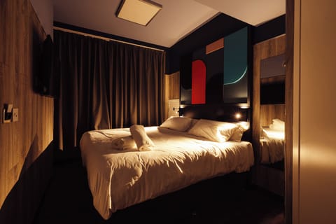 Blackout drapes, free WiFi, bed sheets