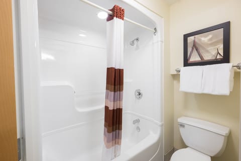 Combined shower/tub, towels