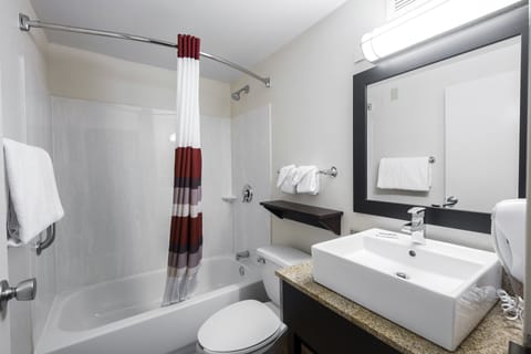 Combined shower/tub, towels