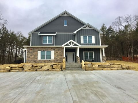 Welcome Home w/ Private Parking 6+ Vehicles or your Boat on 1/2 Acre Lot.