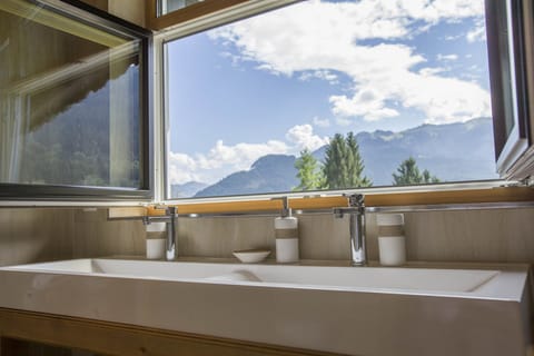 Chalet, 3 Bedrooms, Balcony, Mountain View | Bathroom | Shower, free toiletries, hair dryer, towels