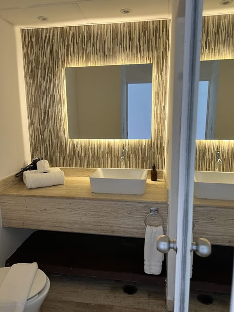 Deluxe Studio Suite, Balcony (406) | Bathroom | Free toiletries, hair dryer, towels