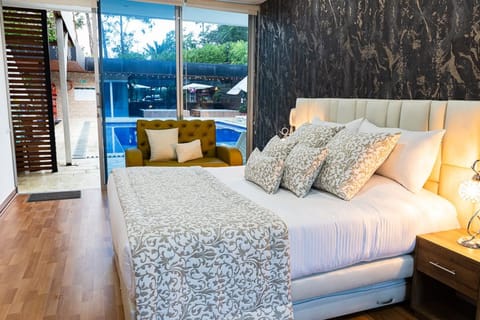 Deluxe Room | Hypo-allergenic bedding, Select Comfort beds, in-room safe