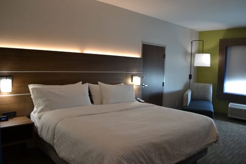 Standard Room, 1 King Bed | Premium bedding, memory foam beds, in-room safe, desk