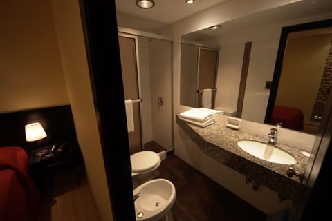 Quadruple Room | Bathroom | Shower, rainfall showerhead, free toiletries, hair dryer