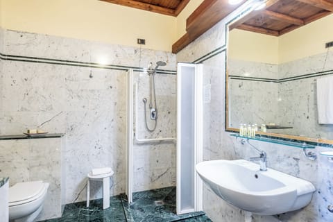 Superior3 vista vallata | Bathroom | Free toiletries, hair dryer, slippers, bidet