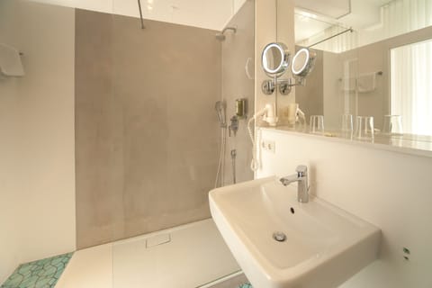 Deluxe Double Room | Bathroom sink