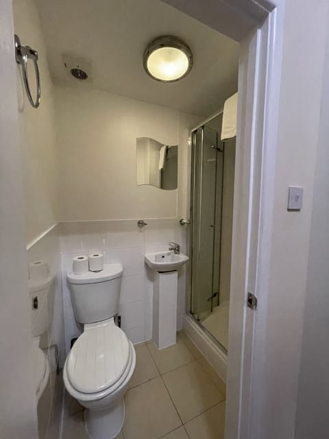 Single Room, Ensuite | Bathroom | Shower, free toiletries, hair dryer, towels