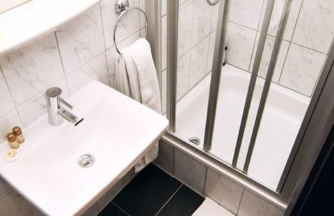 Single Room | Bathroom | Shower, free toiletries, hair dryer, towels