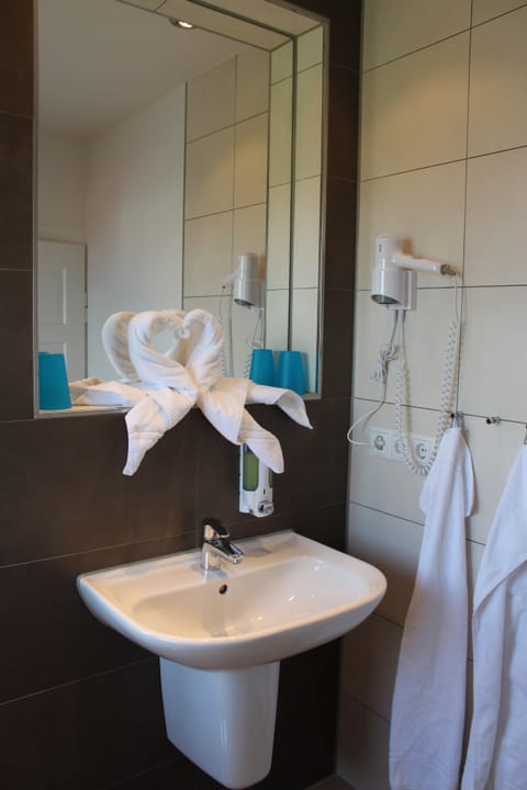 Suite, 2 Bedrooms | Bathroom | Hair dryer, towels