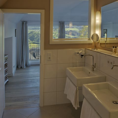 Junior Suite, Balcony, Mountain View | Bathroom | Shower, free toiletries, hair dryer, bathrobes