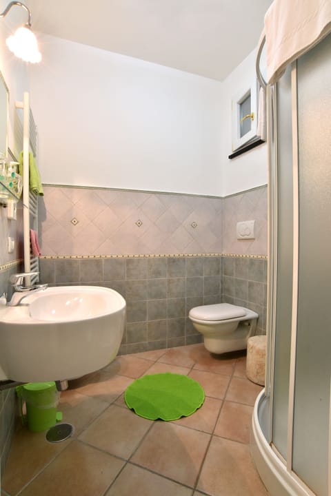 Triple Room | Bathroom | Hair dryer, bidet, towels