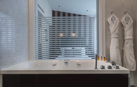 Junior Suite | Bathroom | Free toiletries, hair dryer, bathrobes, slippers