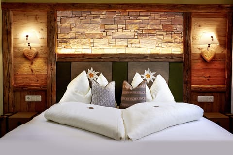 Romantic Double Room | 1 bedroom, hypo-allergenic bedding, in-room safe, desk