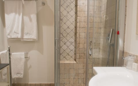 Superior Triple Room, Sea View | Bathroom | Jetted tub, free toiletries, hair dryer, bidet