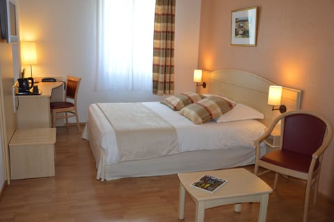 Double Room | In-room safe, desk, laptop workspace, iron/ironing board