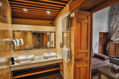 Romantic Double Room (Zaina) | Bathroom | Shower, hair dryer, bathrobes, towels