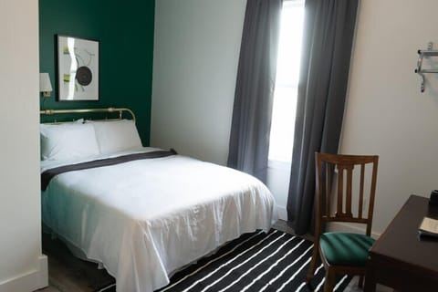 Comfort Room, 1 Queen Bed | Desk, iron/ironing board, free WiFi, bed sheets
