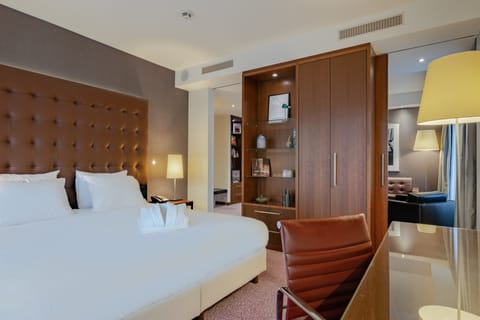 Junior Suite, 1 King Bed | Hypo-allergenic bedding, minibar, in-room safe, desk