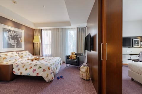 Family Suite, 1 Bedroom | Hypo-allergenic bedding, minibar, in-room safe, desk