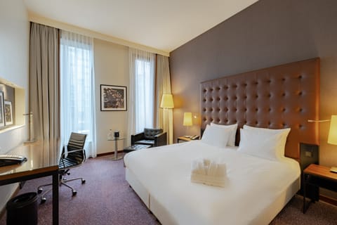 Club Room, 1 King Bed (Premium) | Hypo-allergenic bedding, minibar, in-room safe, desk