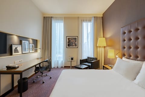 Club Room, 1 King Bed (Premium) | Hypo-allergenic bedding, minibar, in-room safe, desk