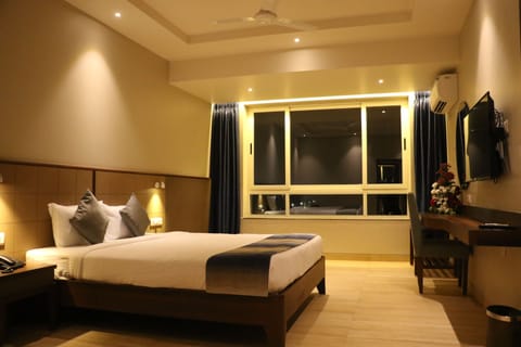 Premium Double Room | In-room safe, blackout drapes, soundproofing, iron/ironing board