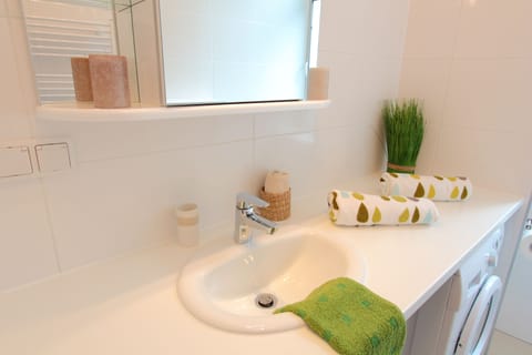 Studio (incl. Cleaning Fee 35€) | Bathroom | Hair dryer, towels