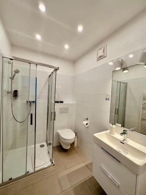 Apartment, 3 Bedrooms, 2 Bathrooms (incl. Cleaning Fee 35€) | Bathroom | Hair dryer, towels