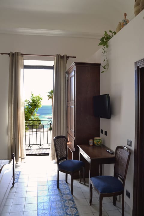 Deluxe Room, Balcony, Sea View | Room amenity