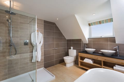 Deluxe Room | Bathroom | Shower, free toiletries, hair dryer, bathrobes