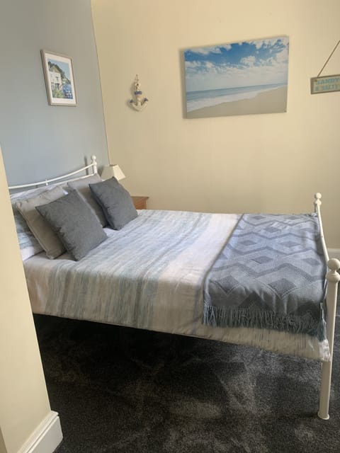 Double Room (Small) | In-room safe, iron/ironing board, free WiFi, bed sheets