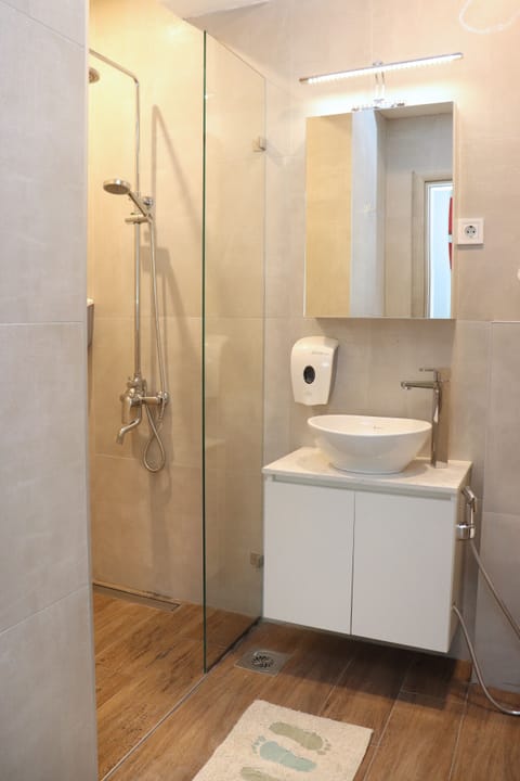 Apartment | Bathroom | Separate tub and shower, rainfall showerhead, free toiletries