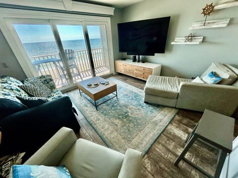 Condo, 2 Bedrooms | Living area