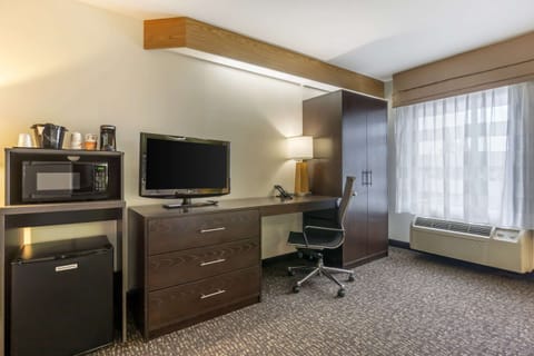 Room, 1 Queen Bed, Accessible, Non Smoking (Bathtub) | Pillowtop beds, in-room safe, desk, blackout drapes