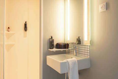 Standard - Room with two single beds and one bunk bed | Bathroom | Shower, eco-friendly toiletries, hair dryer, towels