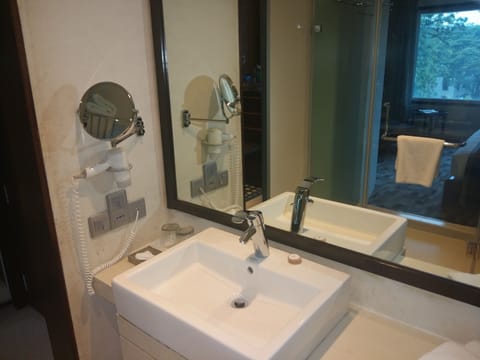 Grand Suite | Bathroom | Combined shower/tub, free toiletries, hair dryer, slippers