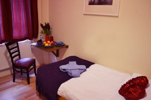 Single Room, Shared Bathroom | Pillowtop beds, in-room safe, iron/ironing board, free WiFi