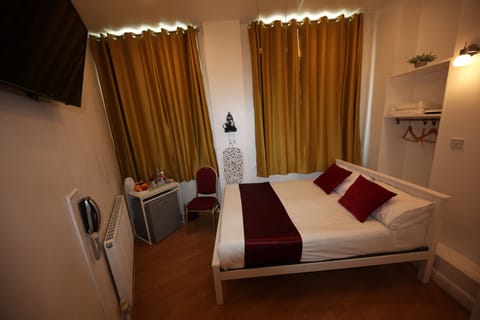 Double Room, Ensuite | Pillowtop beds, in-room safe, iron/ironing board, free WiFi