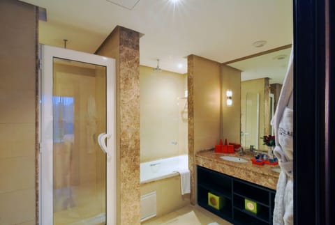 Combined shower/tub, deep soaking tub, free toiletries, hair dryer