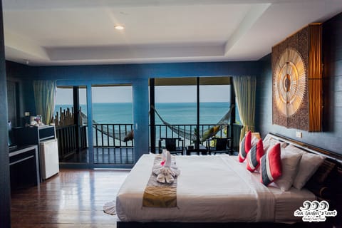 Deluxe Villa Seaview | Minibar, in-room safe, desk, laptop workspace