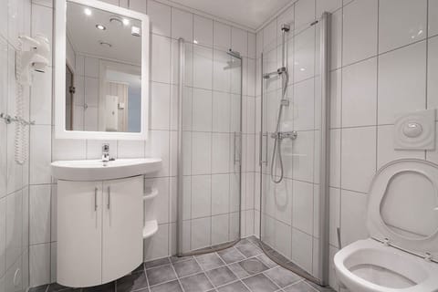 Apartment (6 beds, mandatory cleaning fee 790) | Bathroom