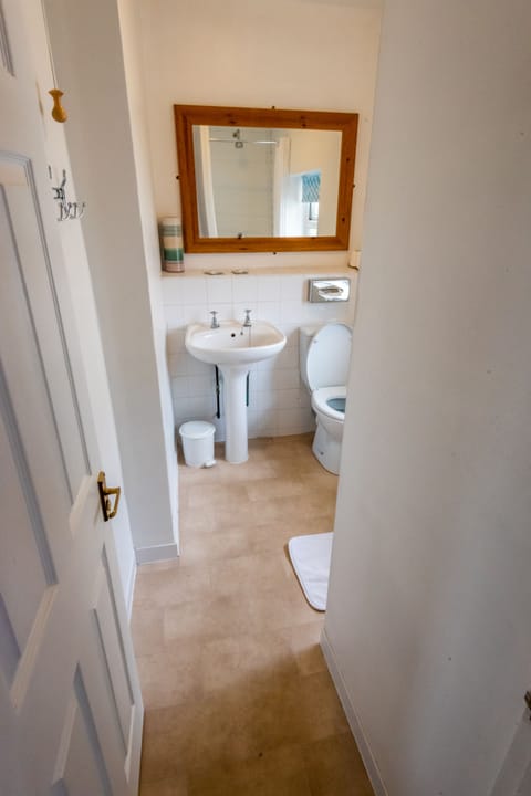 Superior Double Room | Bathroom | Free toiletries, hair dryer, towels, soap