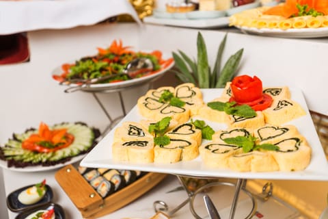 Daily buffet breakfast (VND 80000 per person)