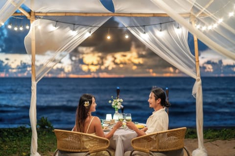 2 restaurants, breakfast, lunch, dinner served; international cuisine